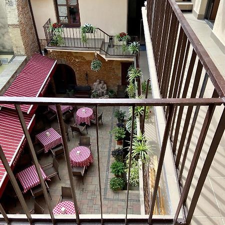 Yaroslav Osmomysl Square Apartments Lviv Exteriör bild