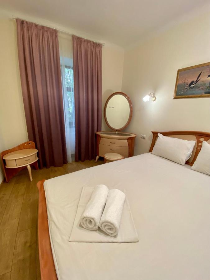 Yaroslav Osmomysl Square Apartments Lviv Exteriör bild