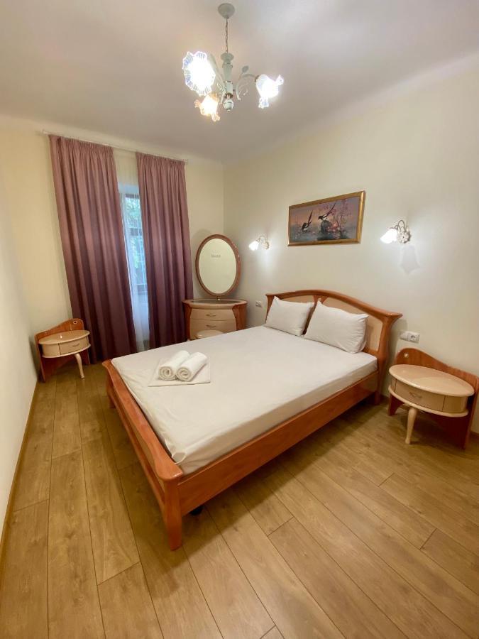 Yaroslav Osmomysl Square Apartments Lviv Exteriör bild