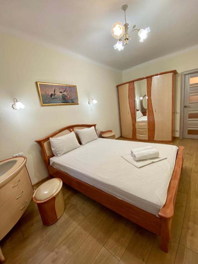 Yaroslav Osmomysl Square Apartments Lviv Exteriör bild