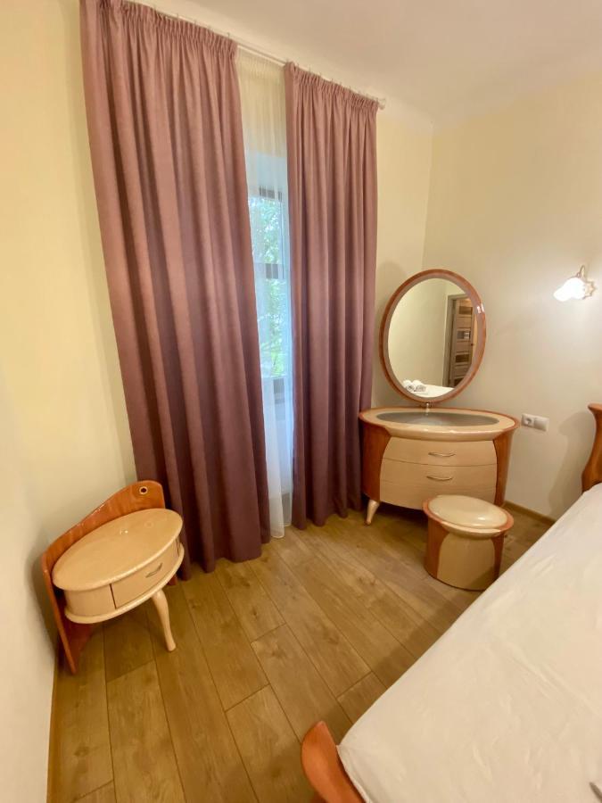 Yaroslav Osmomysl Square Apartments Lviv Exteriör bild