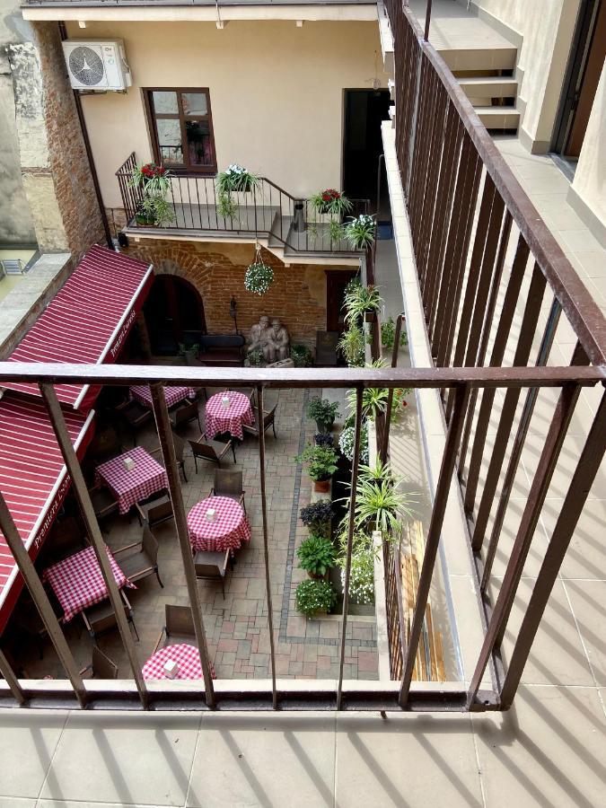 Yaroslav Osmomysl Square Apartments Lviv Exteriör bild